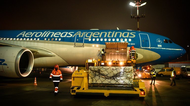Despegó de Moscú el avión de Aerolíneas Argentinas que trae al país las primeras 300 mil dosis de la vacuna Sputnik V