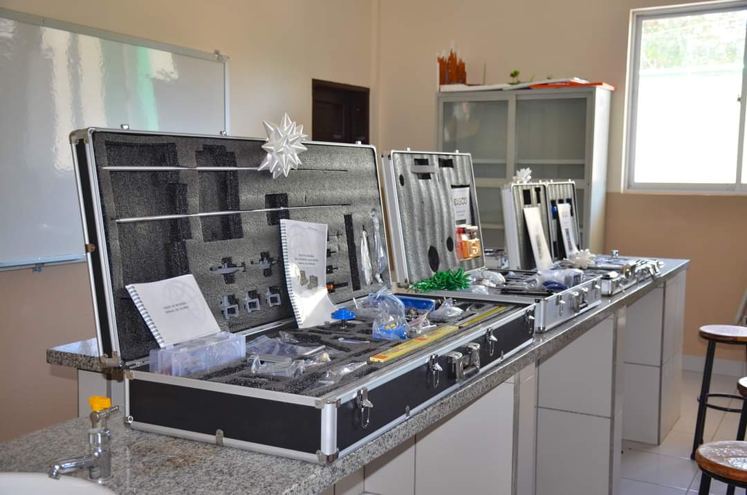Alcalde de Villa Montes entrega equipamiento para laboratorios de unidades educativas