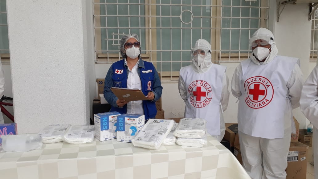 Cruz Roja entrega material de bioseguridad al Hospital San Juan de Dios de Tarija para enfrentar la pandemia