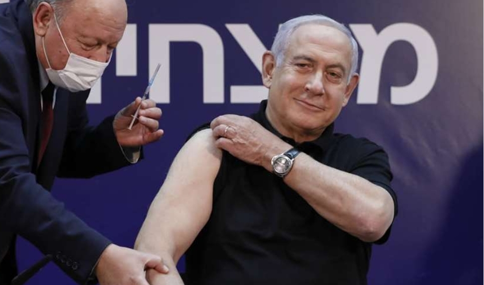 El primer ministro israelí recibe la vacuna contra el coronavirus e inicia la campaña de vacunación en su país