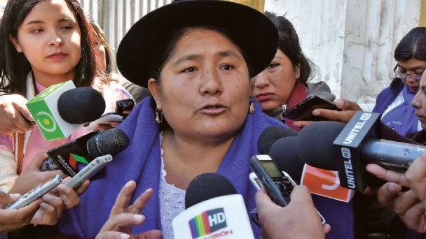 Bartolinas dicen que Evo «merece respeto» y no le pueden estar «botando sillas»