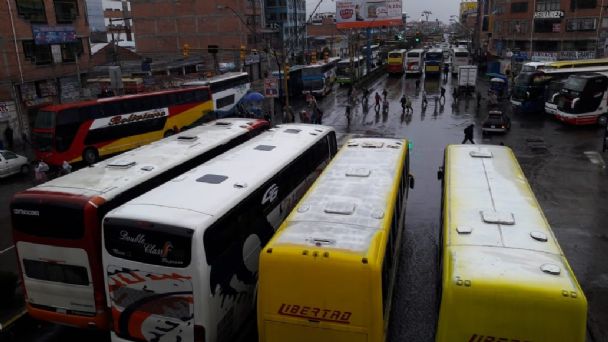 Empresas de transporte interdepartamental bloquean la avenida 6 de Marzo
