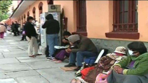 En pleno rebrote, se forman largas filas en el Hospital de Clínicas