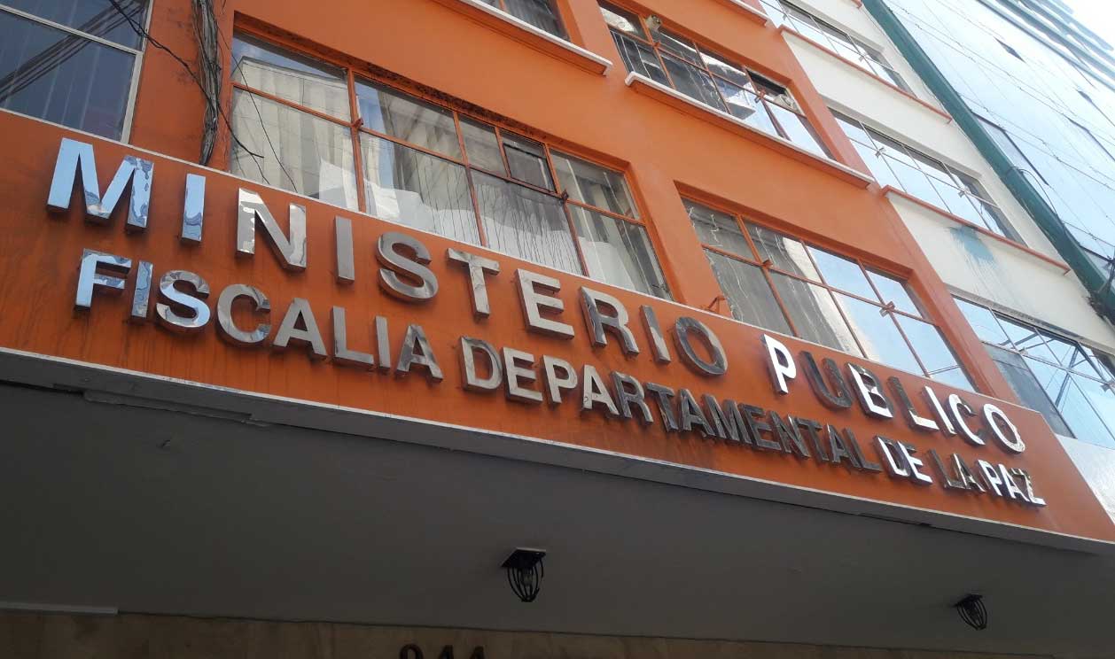 Fiscalía activa alerta migratoria contra Luis Fernando Camacho, su padre y excomandantes