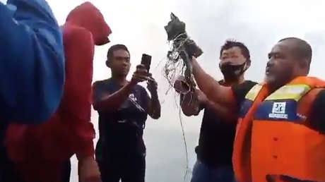 Encuentran escombros del avión de pasajeros indonesio y restos humanos en aguas de Yakart