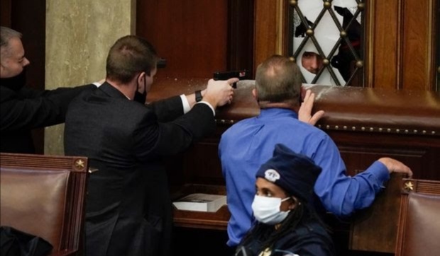 Sube a cuatro los fallecidos en disturbios registrados en el Capitolio de EEUU