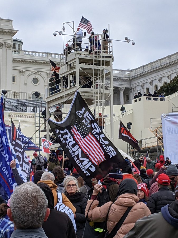 Partidarios de Trump irrumpen en el Capitolio de EE.UU. y logran detener la sesión sobre la victoria de Biden