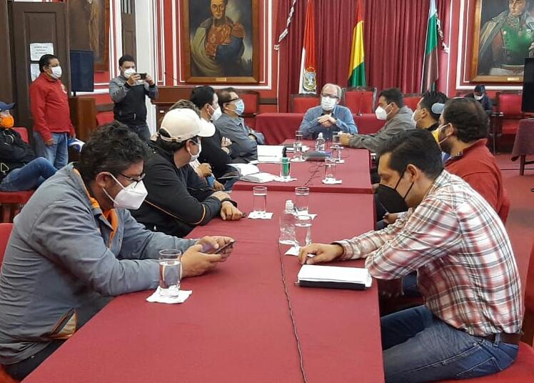 Gobernador Oliva y municipios de Tarija coordinan acciones para la compra de vacunas contra el Covid-19