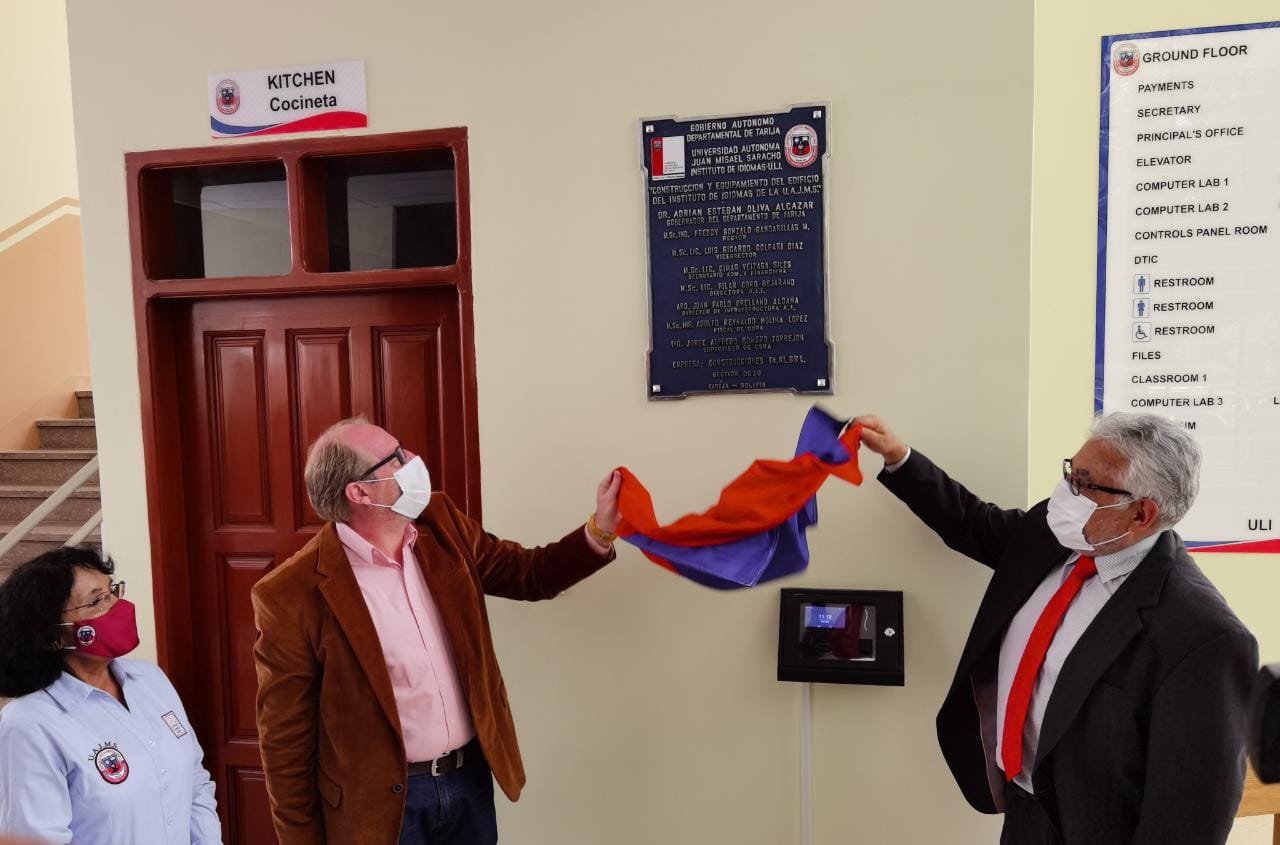 Oliva junto al rector de la UAJMS entregan moderno módulo para el Instituto de Idiomas