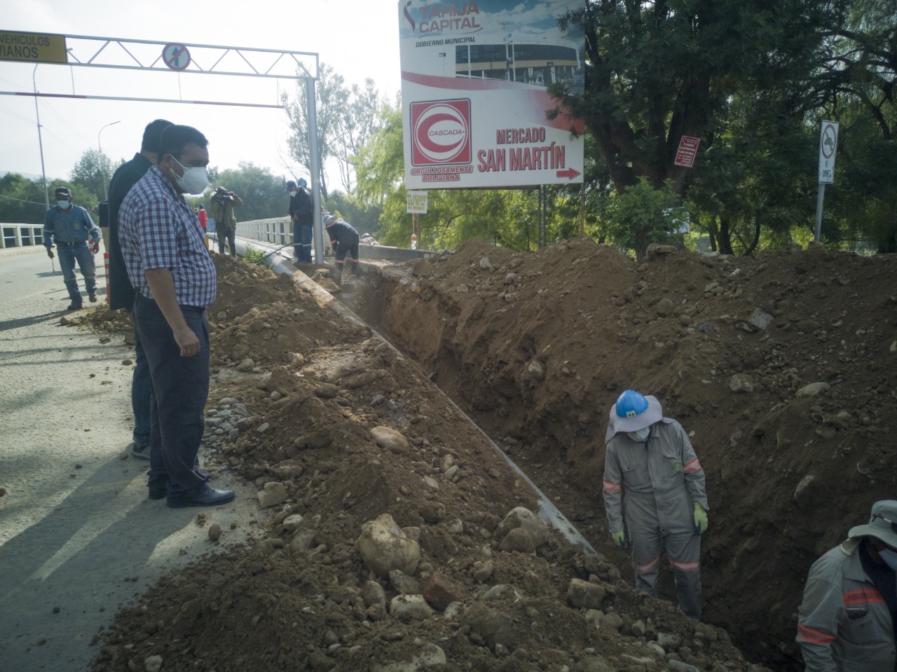 Retiran la tubería de agua del puente San Martín para habilitar las dos vías