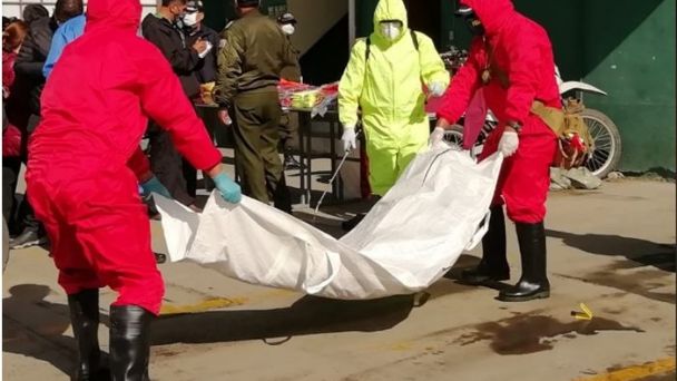 Policía levantó tres cuerpos con sospechas de Covid en puertas de hospitales