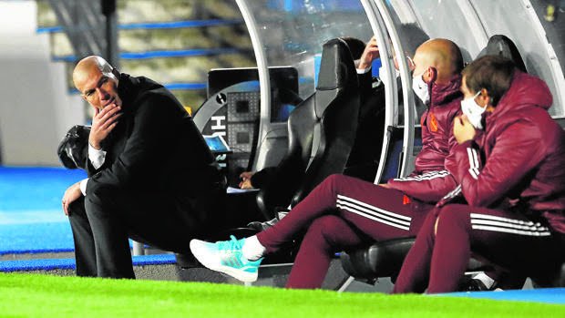 El técnico del Real Madrid Zinedine Zidane da positivo al COVID-19