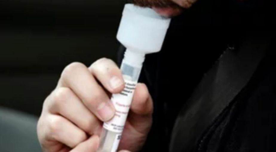 Intentó matar a su jefe con saliva comprada a un paciente de Covid-19