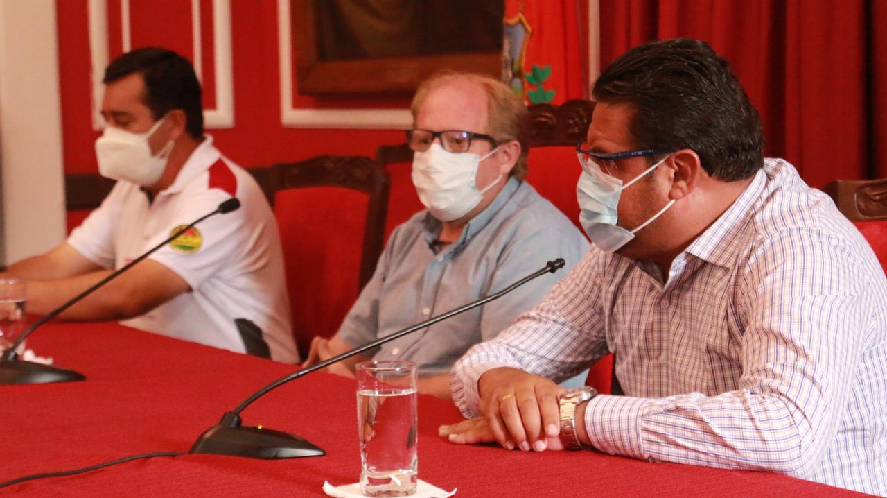 Oliva se reúne con Revilla y Lema para ultimar detalles en la compra de vacunas contra el Covid-19