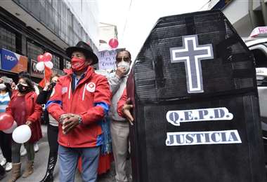 El ‘Tata’ Quispe marcha ‘encadenado’ en La Paz y anuncia apelación a su condena