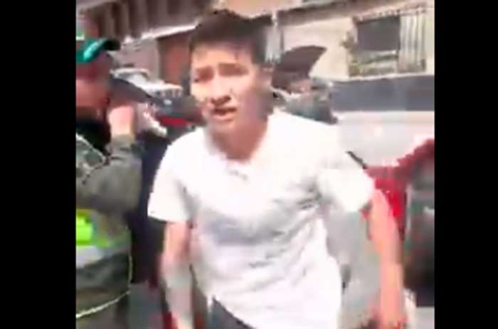 Sujeto que agredió a mujer policía quedó libre tras llegar a acuerdo con la víctima