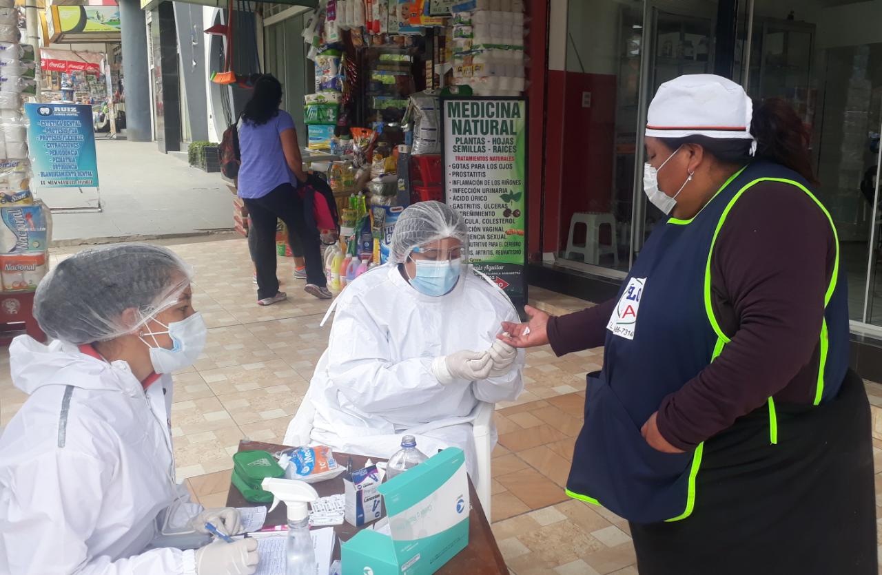 El Gobierno Municipal realiza pruebas de COVID-19 a comerciantes del mercado Campesino
