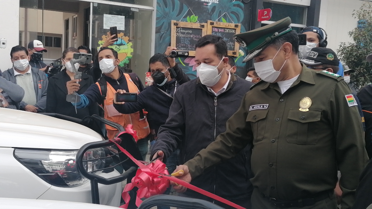 Alcaldía de Tarija refuerza a la Policía material de bioseguridad y dos camionetas para la FELCV