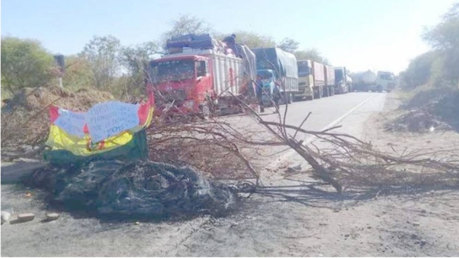 Ruta Villa Montes – Santa Cruz amanece bloqueada por trabajadores municipales