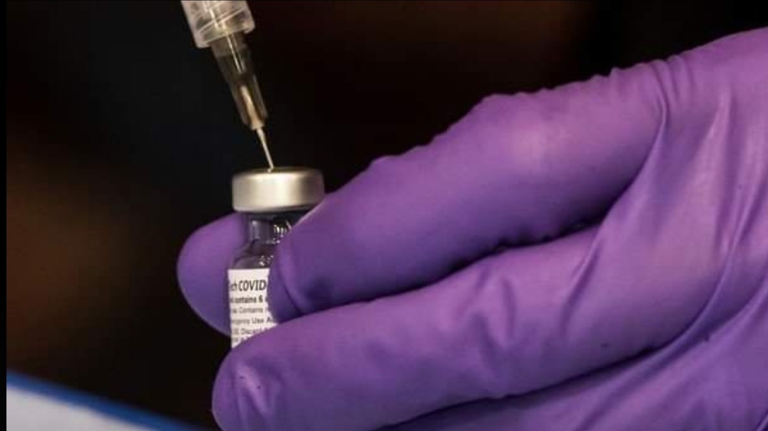 Covid-19: se le cayó un frasco con vacunas contra el coronavirus y lo reemplazó por solución salina