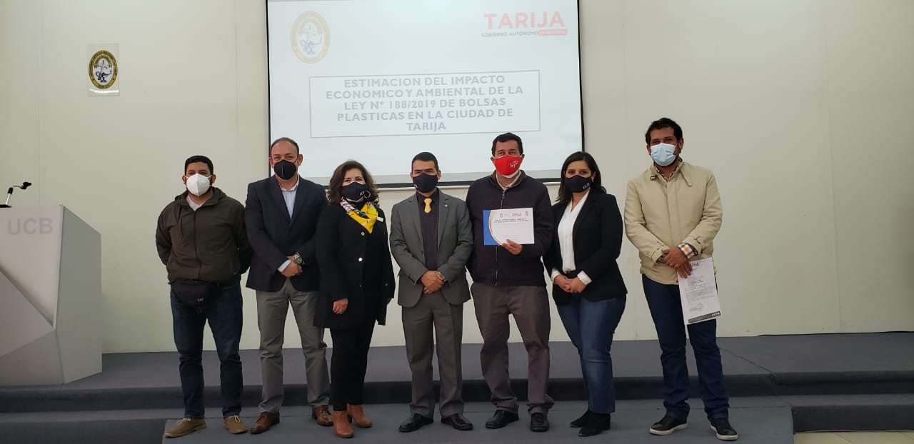 Universidad Católica entrega al Municipio de Tarija estudio de impacto del uso de bosas plásticas