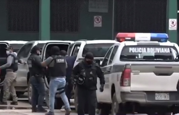Santa Cruz: Cae banda de atracadores de bolivianos y peruanos que tenían armas y distintivos de la Felcn
