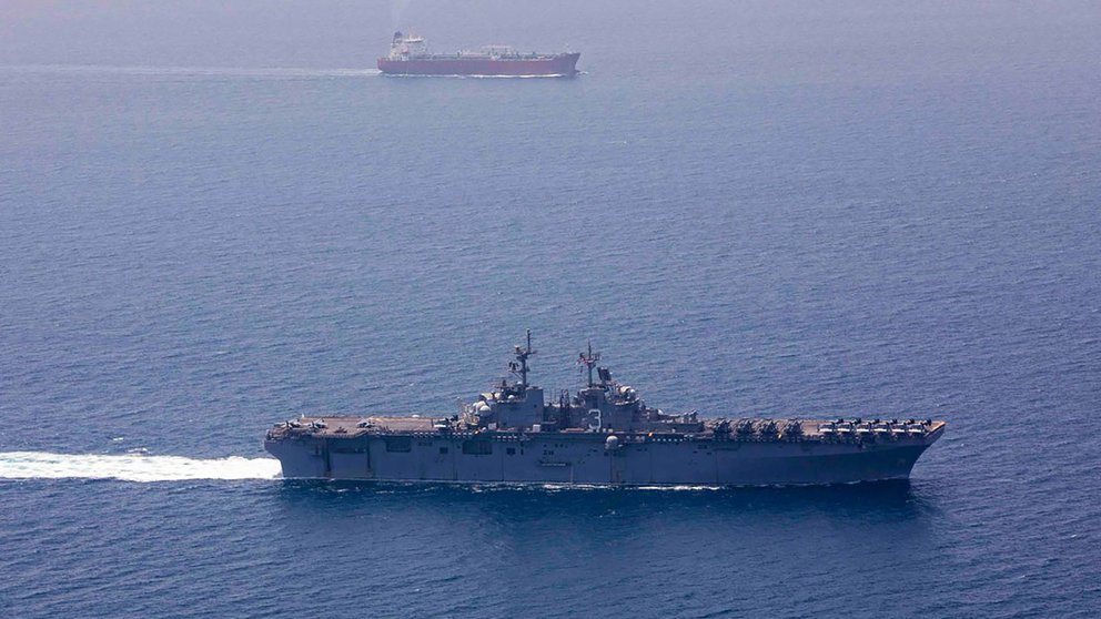 Tensión en el Estrecho de Ormuz: un buque de EEUU lanzó disparos de advertencia contra barcos iraníes