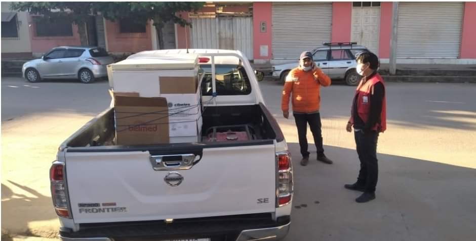 Insólito: En camioneta prestada y con heladera improvisada trasladan vacunas a Bermejo