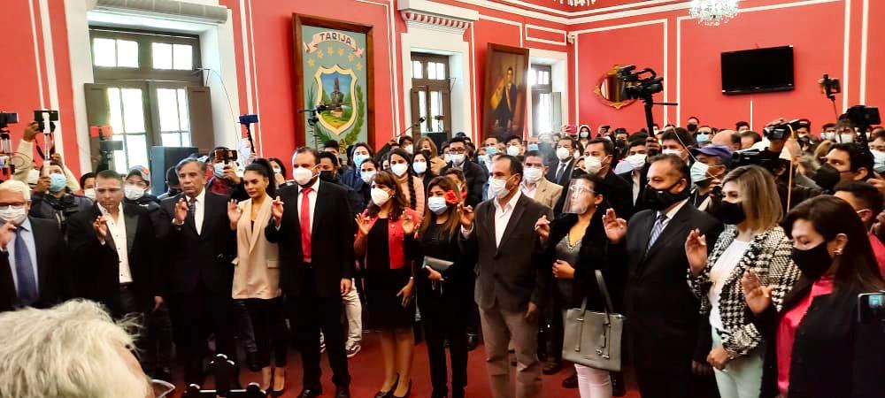Gobernador de Tarija posesiona a su gabinete de secretarios, directores y gerentes
