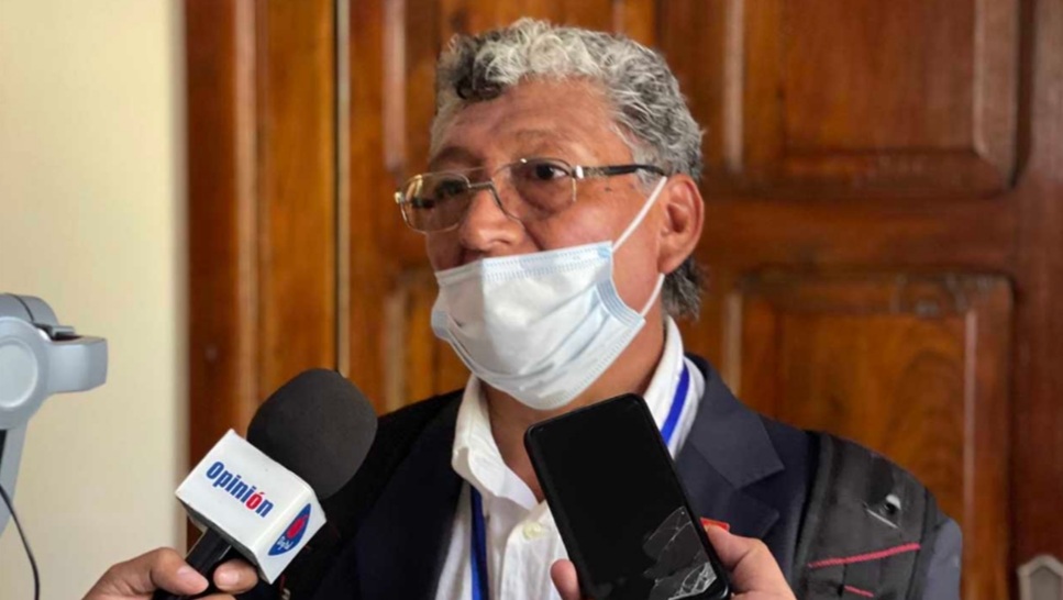 Hombre que lanzó un tomate a Reyes Villa admite que es del MAS y que busca trabajo
