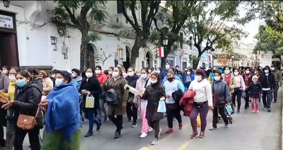 Padres de familia de Tarija marchan exigiendo ítems para educación al Gobierno nacional