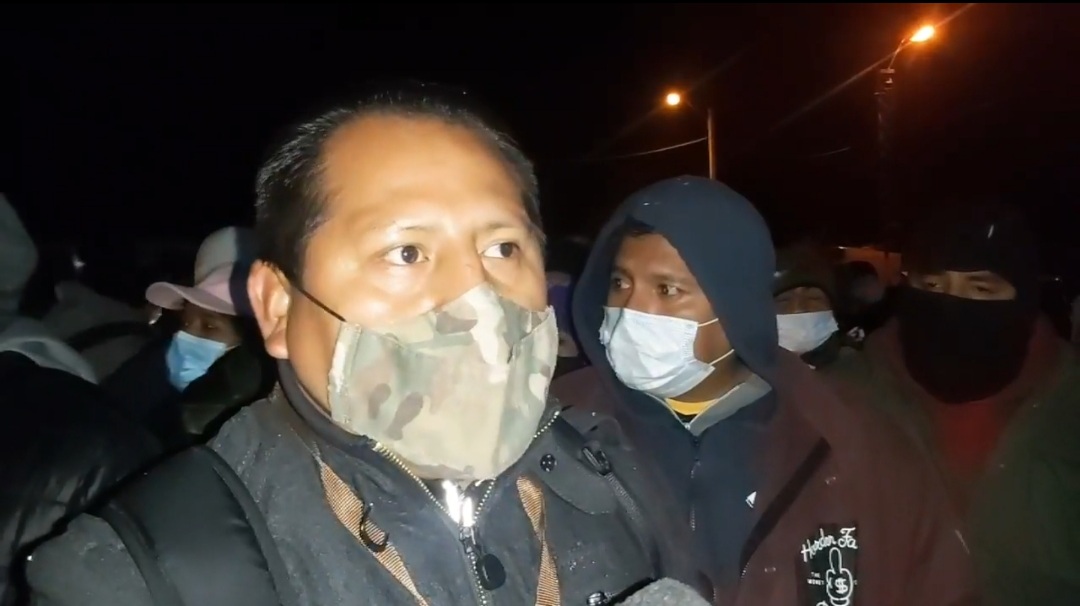 Comerciantes de ropa usada toman la tranca de Pajchani para evitar el comiso de su mercadería
