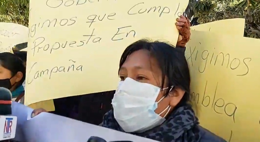 Trabajadoras del Plan de Empleo Urgente Productivo se movilizan exigiendo trabajo al gobernador de Tarija