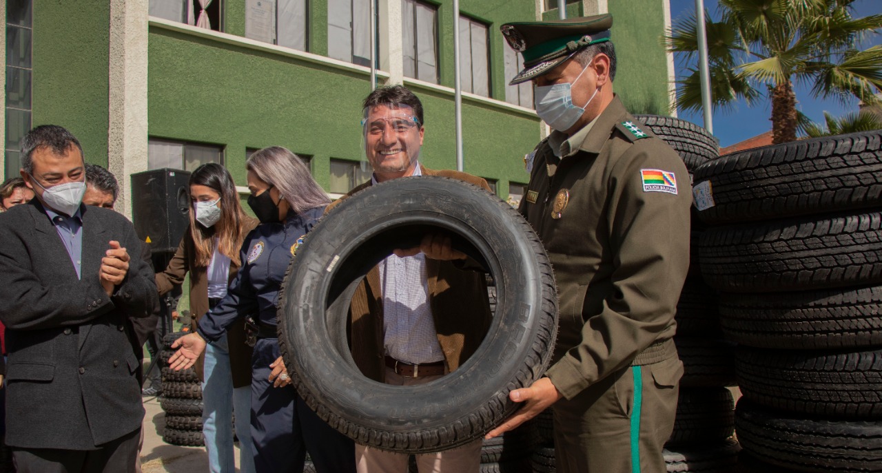 Policía de Tarija recibe nuevas llantas para sus patrullas de parte del Gobierno Municipal