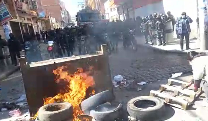 Operativo anticontrabando en El Alto deriva en violencia y hasta retención de fiscales