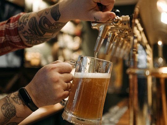 Insólito: ofrecen cerveza gratis a jóvenes para que se vacunen