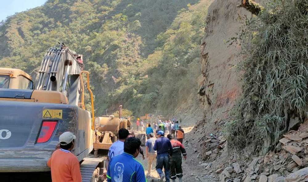 Un trabajador del Sedcam pierde la vida tras derrumbe en una carretera en Yungas de La Paz