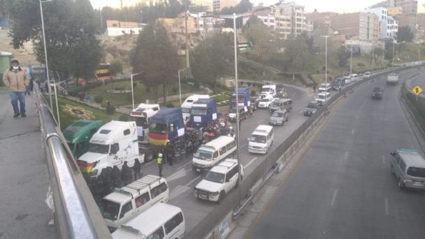 Transportistas bloquean ingreso el centro de L Paz por reactivación del tren Arica-La Paz