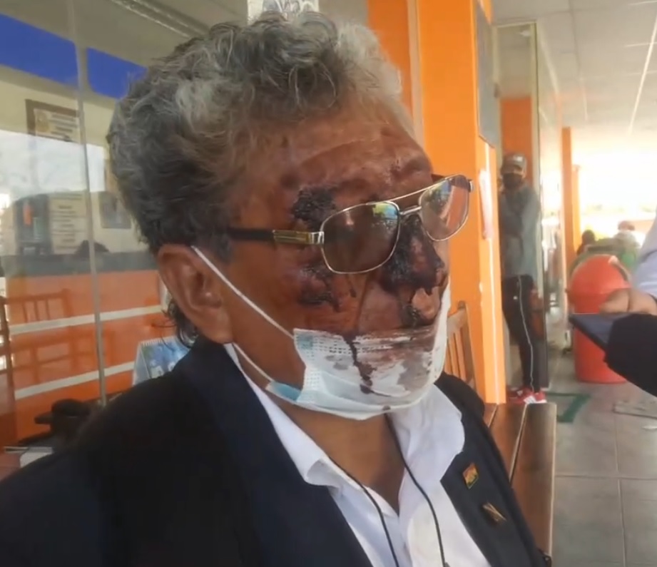 Agreden a la persona que lanzó un tomate al alcalde Reyes Villa en Cochabamba