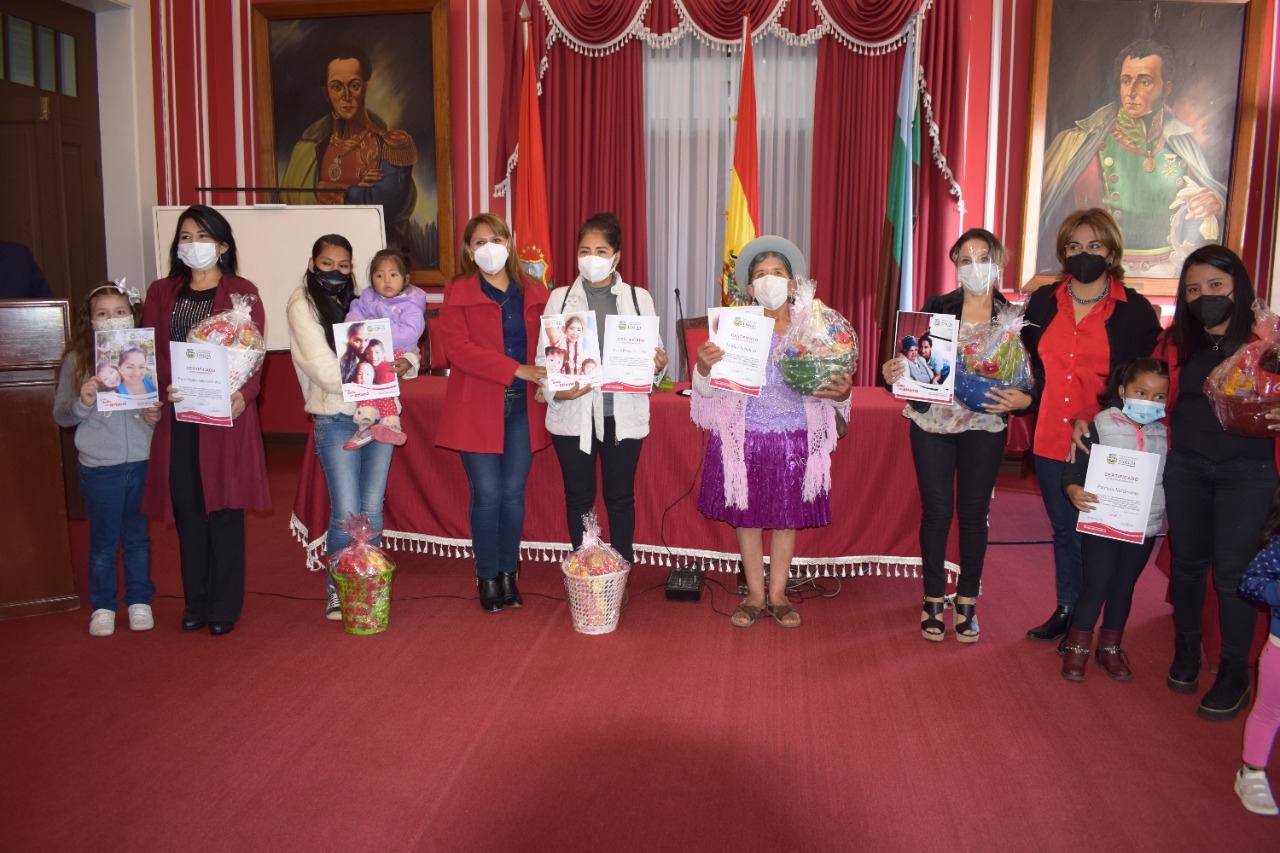 Se premió a las ganadoras del concurso “Una selfi con mamá”