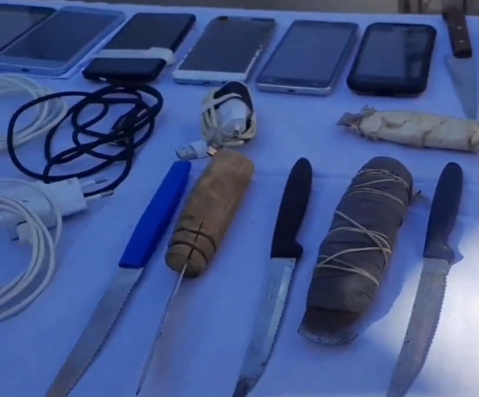 Policía incauta armas blancas, bebidas alcohólicas y sustancias controladas en requisa a penal de Morros Blancos