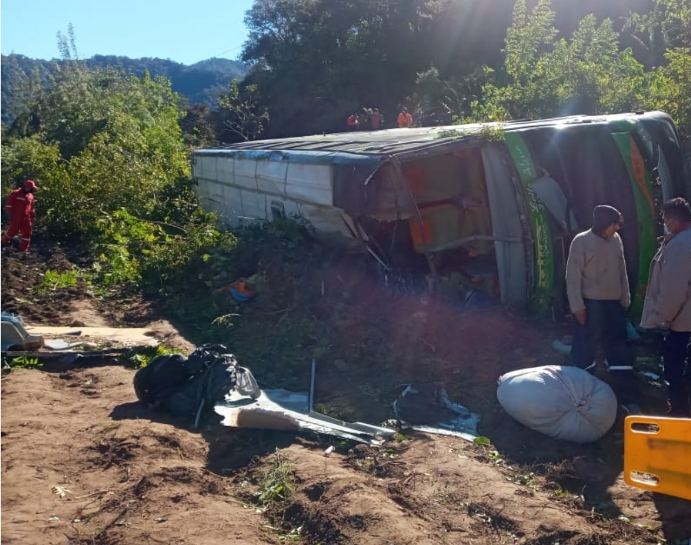 Último: Una flota se embarranca en la carretera Bermejo-Tarija y hay dos fallecidos