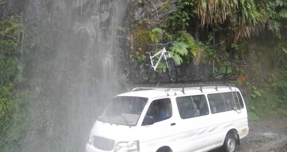 Un chofer cayó al barranco en medio de pelea por no ceder el paso en camino a Yungas