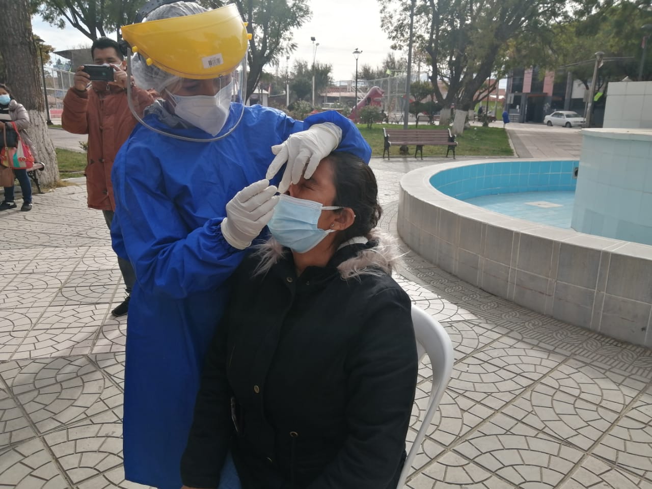 Alcaldía moviliza sus brigadas de salud en el barrio Villa Abaroa para identificar posibles casos de COVID-19