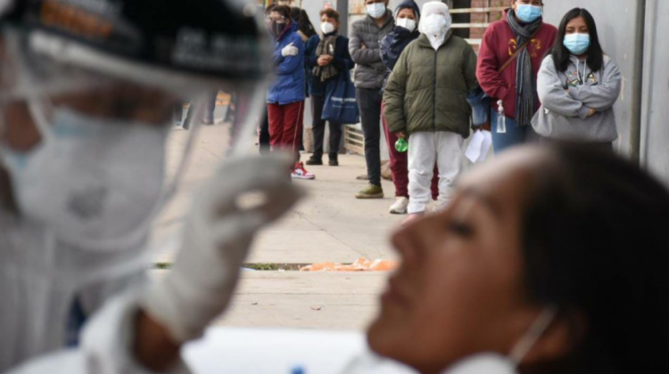 Médicos piden no bajar la guardia y alertan que variante Delta es «dos veces» más contagiosa