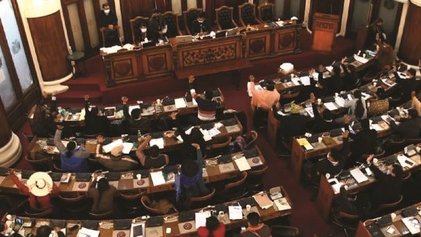 Los 20 cargos clave de la Policía pasarán por un control político