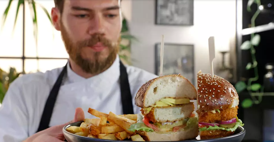 ¿Revolución alimentaria? En Israel sirven pollo “ecológico” fabricado en un laboratorio