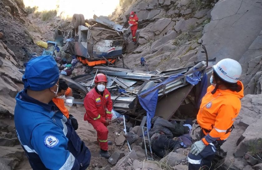 Tragedia: Confirman 34 fallecidos en embarrancamiento de un bus en Sucre
