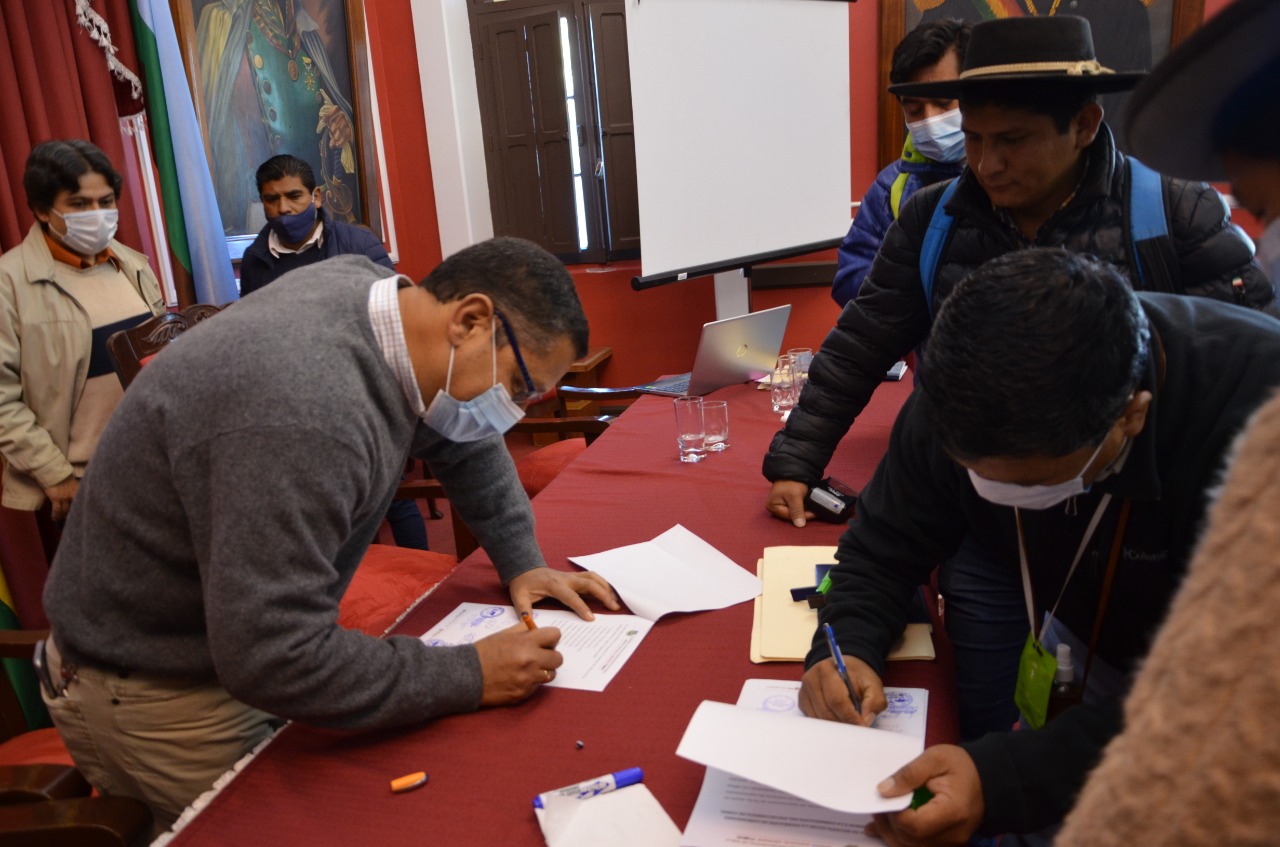 Gobernación de Tarija y Federación de Campesinos acuerdan reactivar el desarrollo productivo del departamento