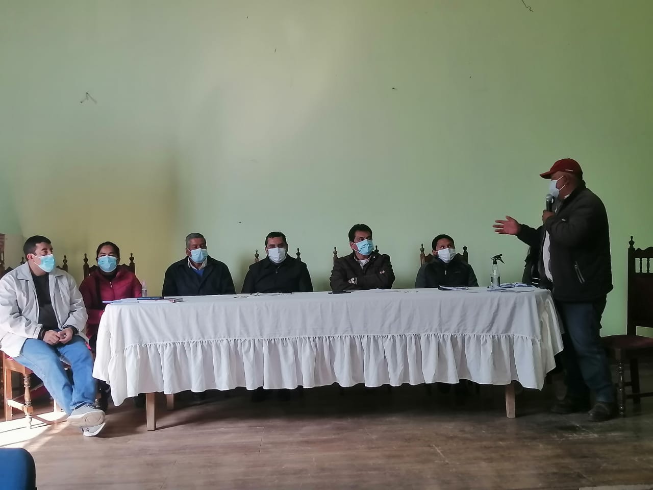 Gobernación de Tarija se compromete a mejorar las condiciones de comercialización de la uva